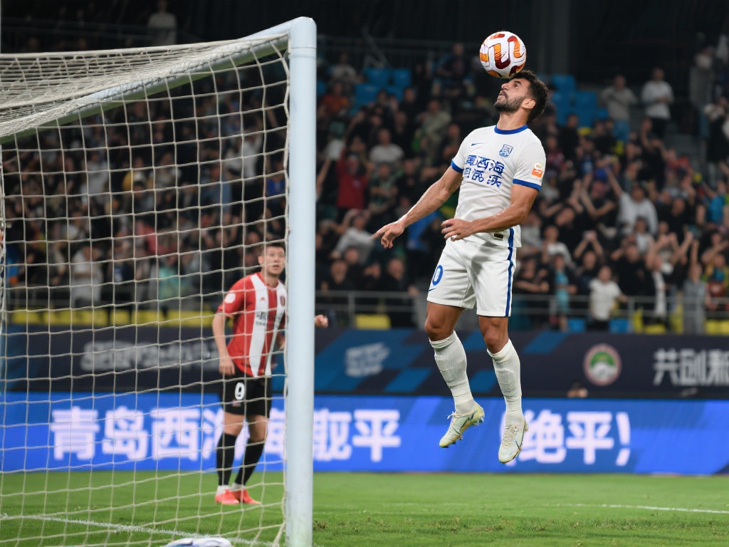比赛进行到最后阶段，青岛西海岸落后一球，